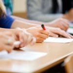 alunos prestando prova