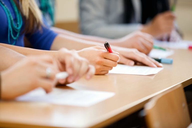 alunos prestando prova