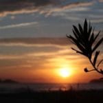sol entre nuvens