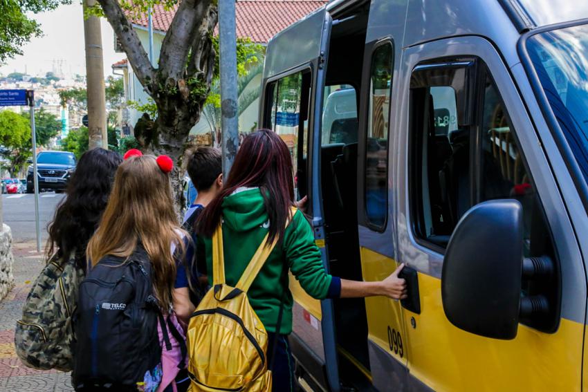 alunos entrando em van escolar