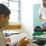 aluno e professor em sala de aula