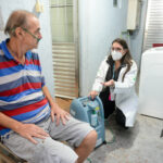 idoso faz Fisioterapia Pulmonar e Oxigenioterapia no lar
