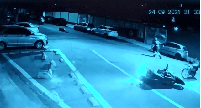 vítima reage na rua após roubo de moto