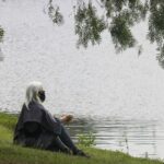 Idosa no Parque do Ibirapuera após a flexibilização do isolamento social durante a pandemia de covid-19