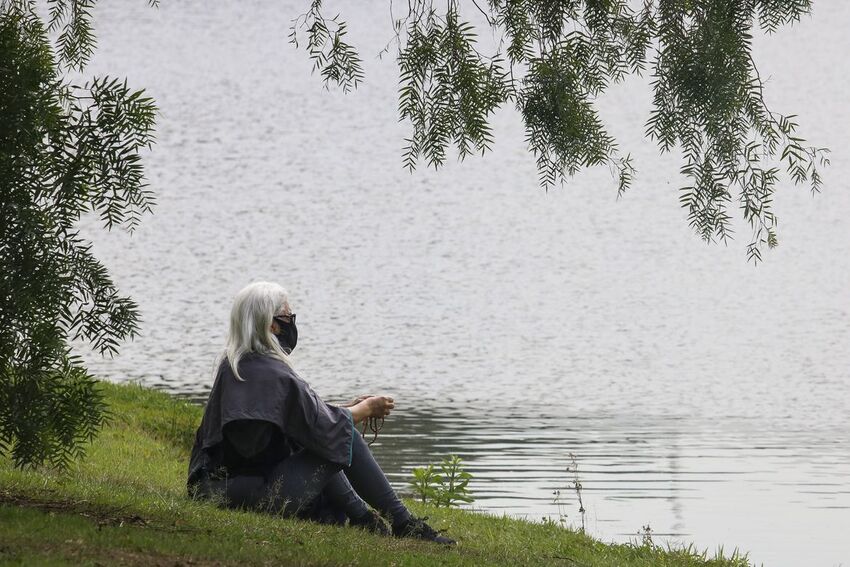 Idosa no Parque do Ibirapuera após a flexibilização do isolamento social durante a pandemia de covid-19