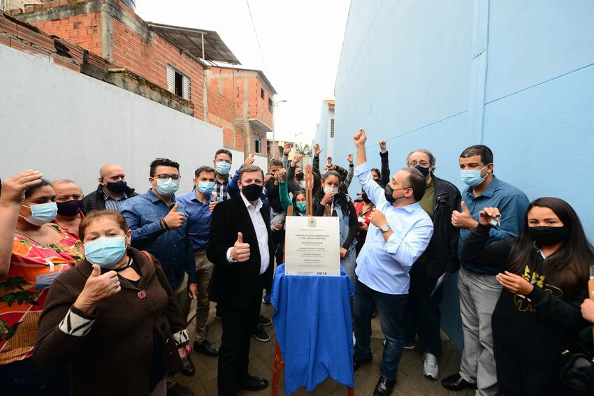 prefeito orlando morando e moradores durante entrega de moradias