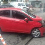 Bandidos colidem em muro carro vermelho roubado em Santo André