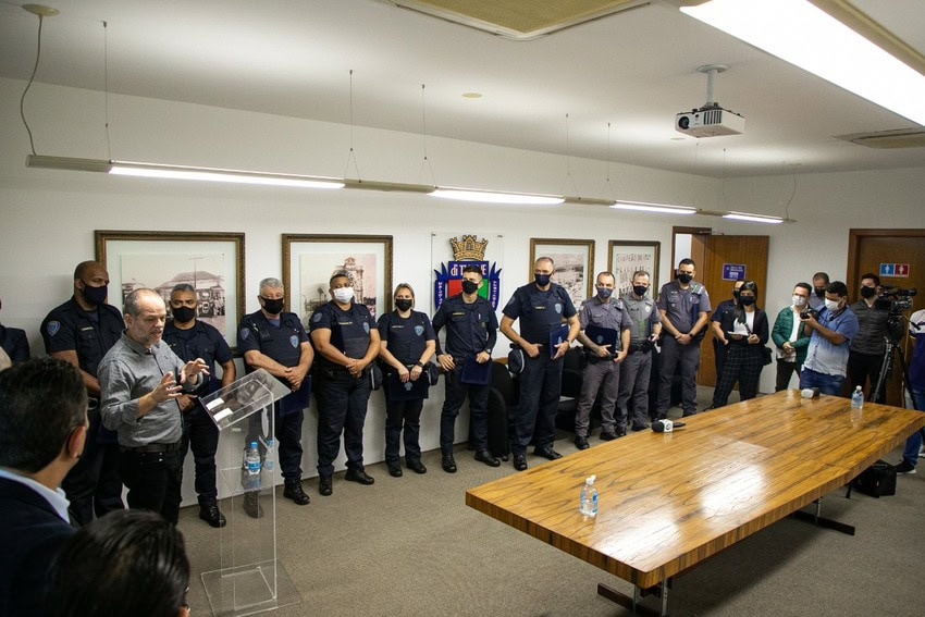 PMs e GCMs são homenageados na prefeitura