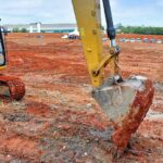 Retroescavadeira trabalha em construção em terreno de Santo André