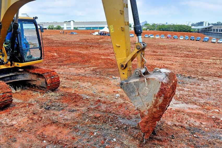 Retroescavadeira trabalha em construção em terreno de Santo André