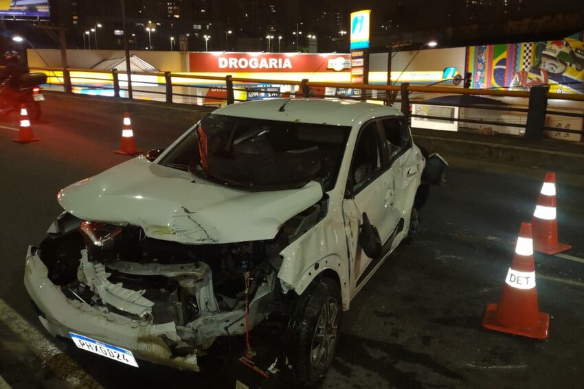 carro colidido em viaduto de santo andré