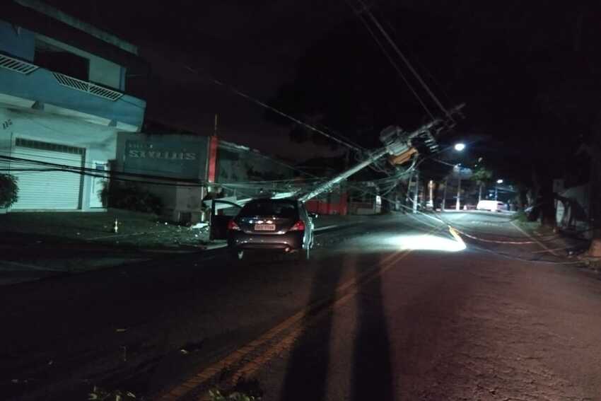 carro derruba poste na avenida dom pedro