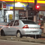 carro atropela pedestre