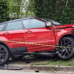 land rover colide em árvore
