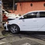 Carro banco bate em poste