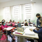 educadores em salas de aula com alunos