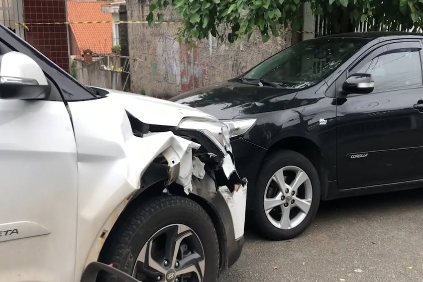 colisão de veículos creta branco e um corolla preto