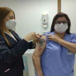 servidora toma vacina contra covid-19