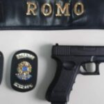 simulacro de arma de fogo e distintivos falsos