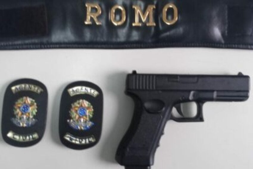 simulacro de arma de fogo e distintivos falsos