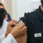 adulto sendo vacinado contra covid