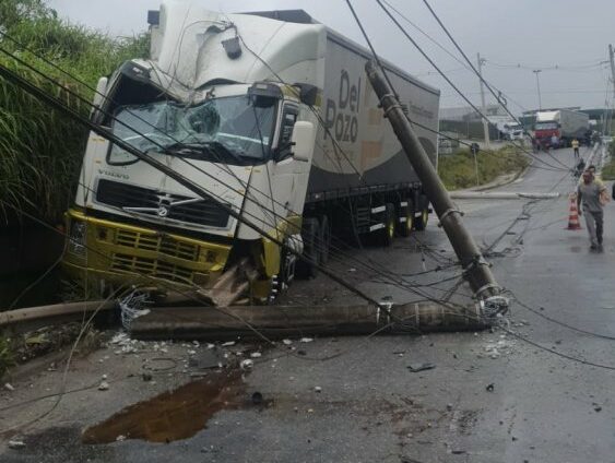 postem caem após colisão de caminhão