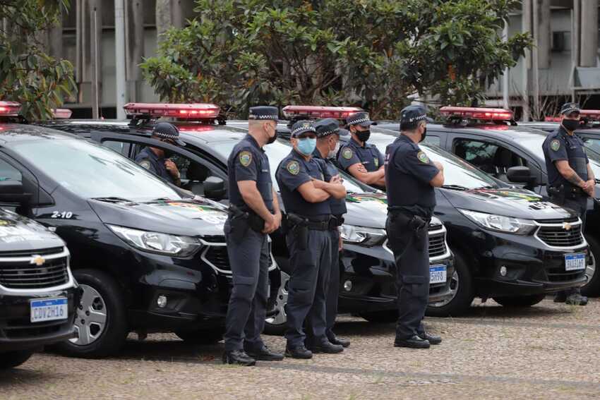 policiais nas ruas