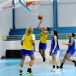 time de basquete feminino em quadra