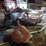 carro colide em poste