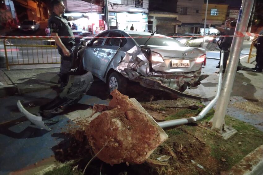 carro colide em poste