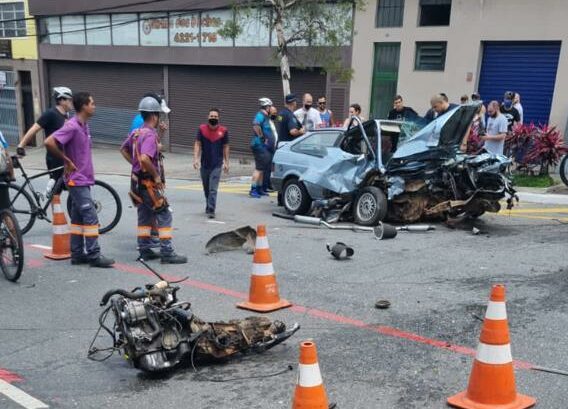 carro colide contra poste