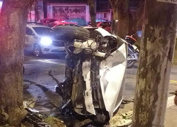 colisão de carro em árvore