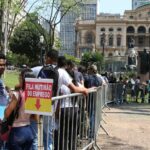 desempregados fazem fila em frente a sindicato