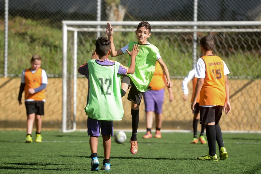 crianças jogando futebol