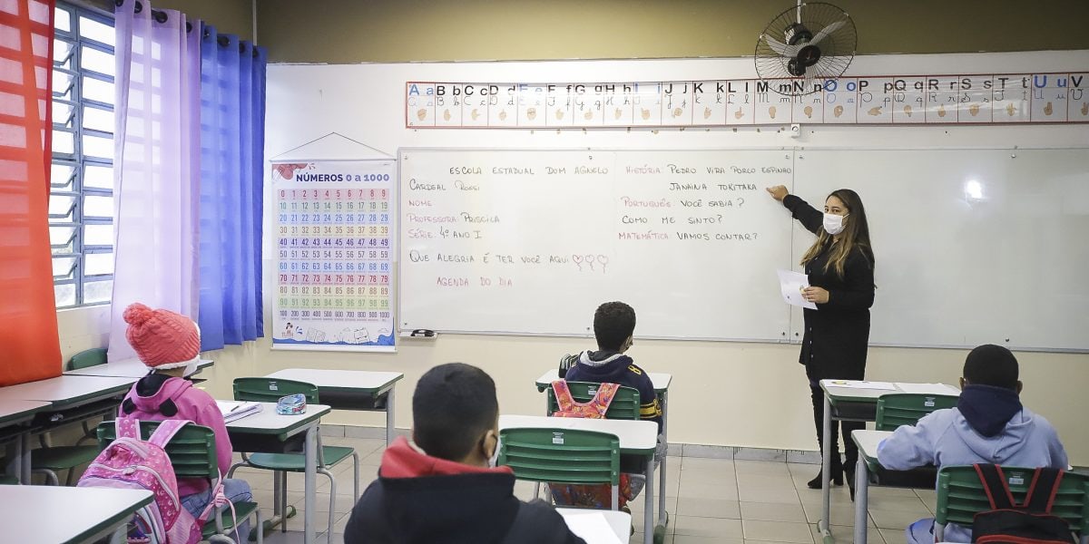 professora em sala de aula