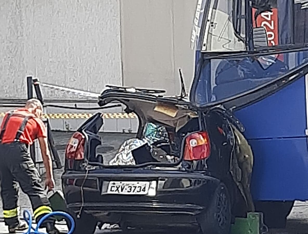 acidente entre ônibus e carro