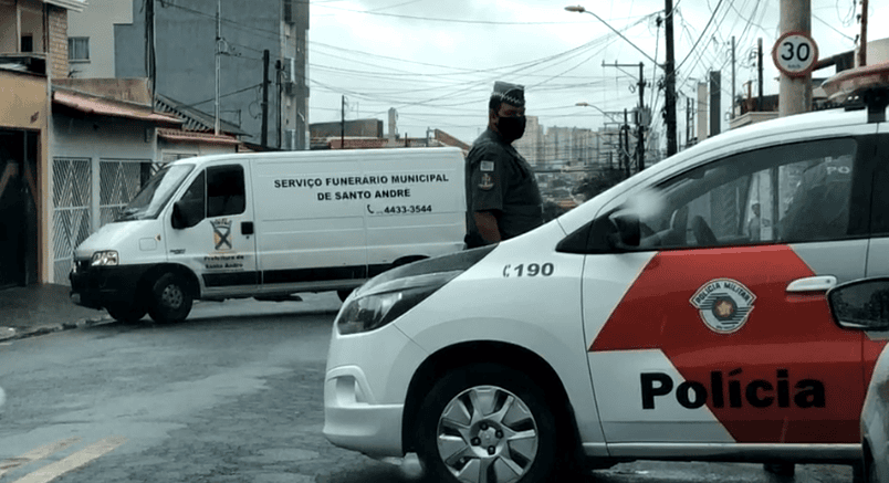 carro do serviço funerário e viatura da PM