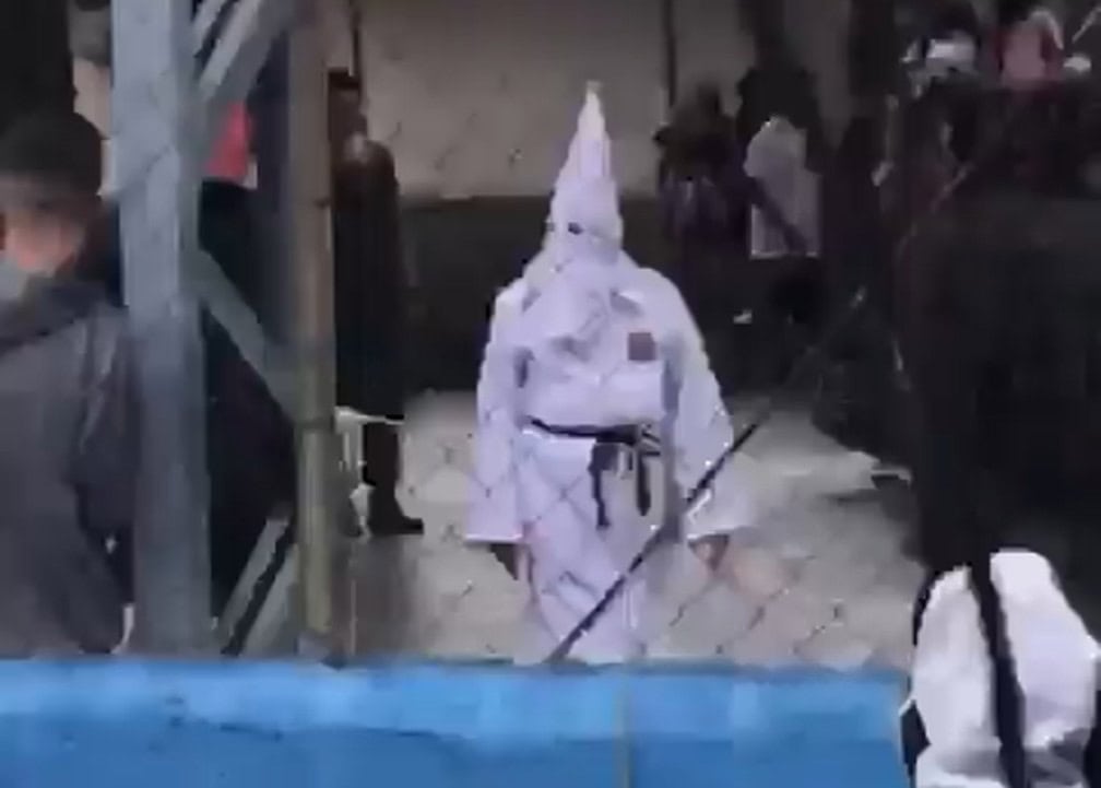 professor com fantasia-ku-klux-klan