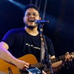 cantor maurílio no palco