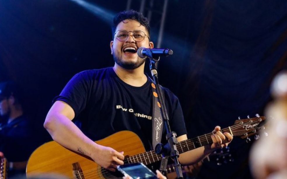 cantor maurílio no palco