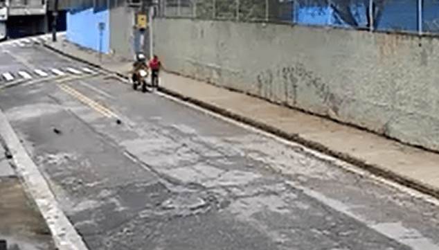 mulher sendo roubada