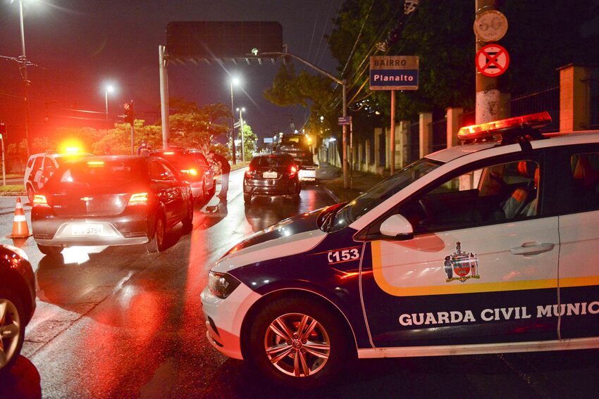 viaturas da GCM durante operação