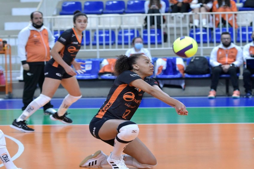 equipe de vôlei em quadra