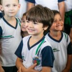 alunos uniformizados