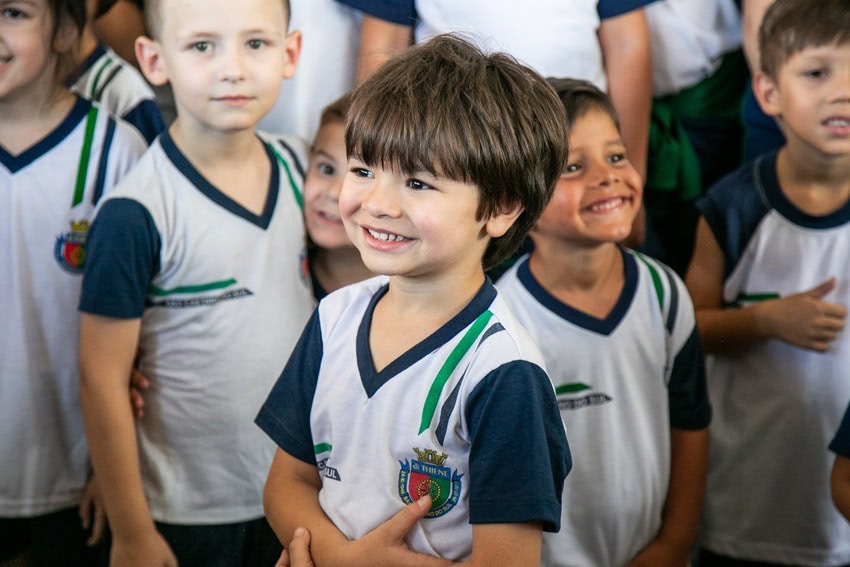 alunos uniformizados