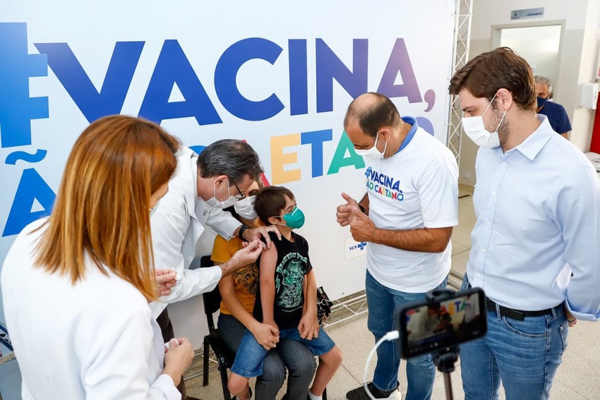 primeira criança vacinada