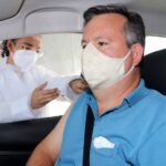 morador sendo vacinado contra covid