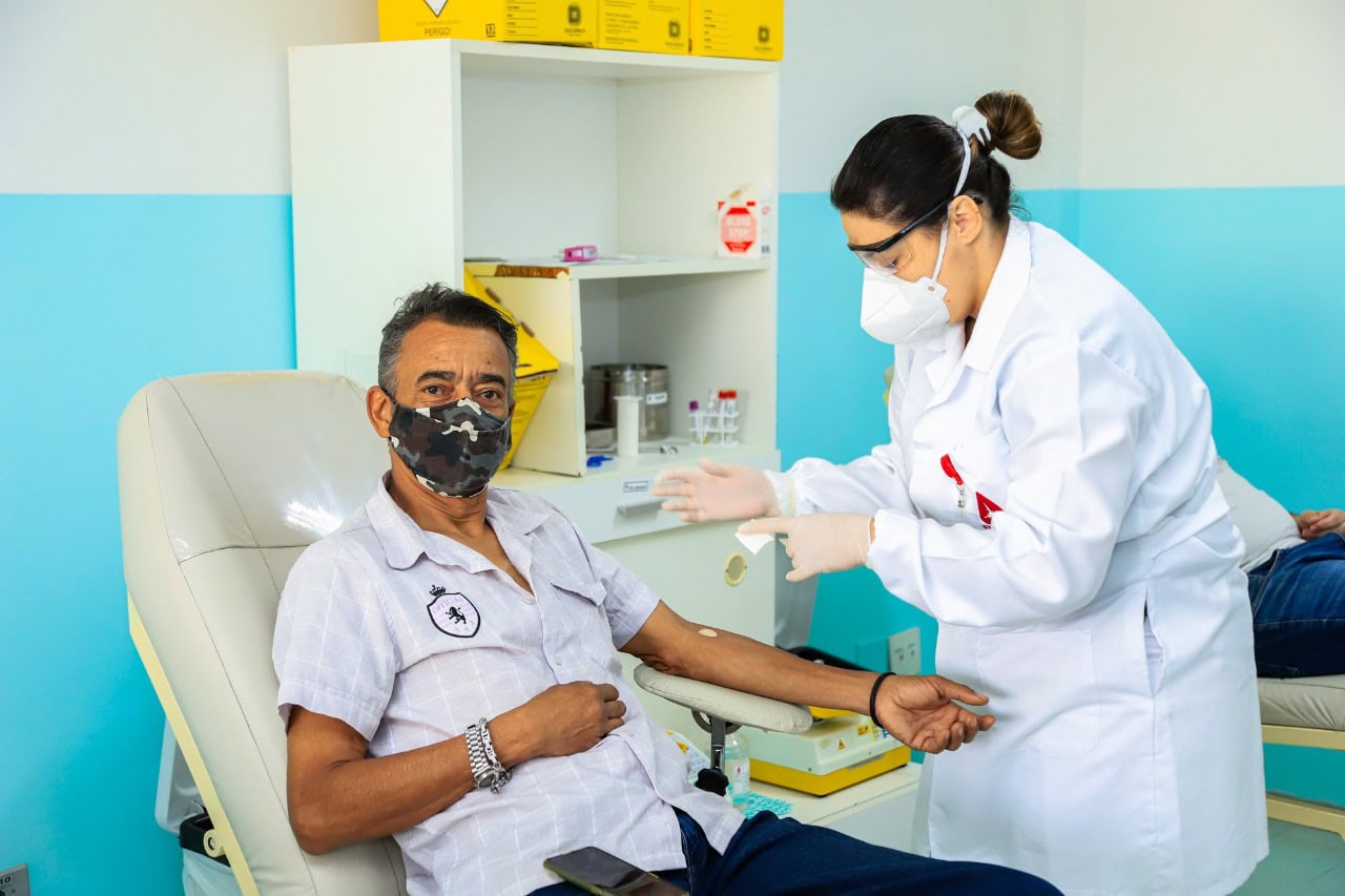 pessoa doando sangue