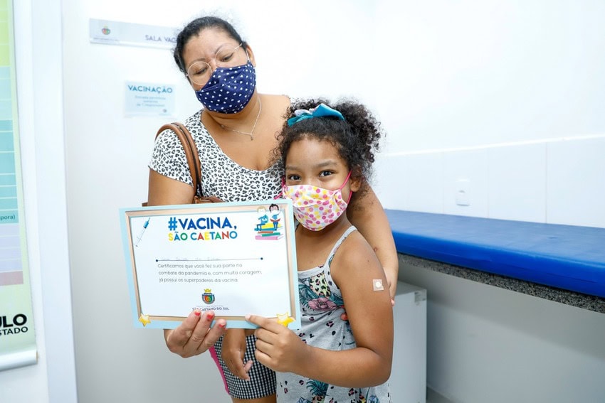 criança com certificado nas mãos
