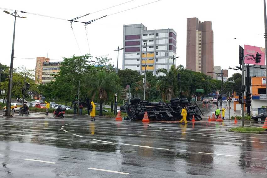 caminhão tombado
